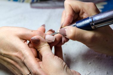 İşleme uzantısı tırnak salonu teknisyeni