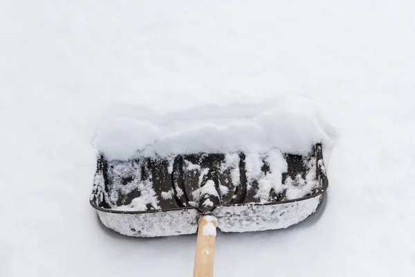 Grande pá preta na limpeza de neve branca — Fotografia de Stock