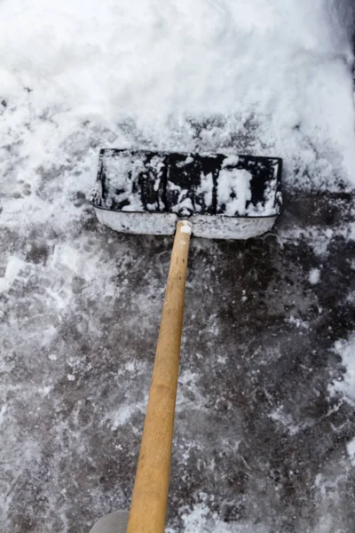 Shoveling sneeuw shovel op de grote straat — Stockfoto