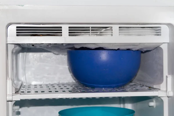 Defrosting freezer hot water at home — Stock Photo, Image