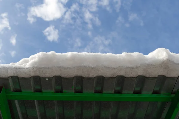 Borda do telhado com neve — Fotografia de Stock