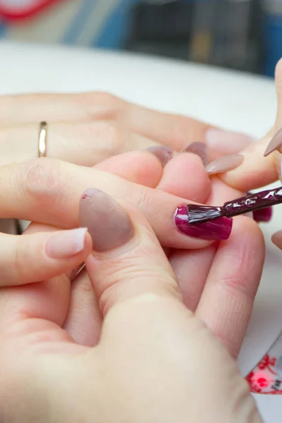 Uñas de manicura femenina — Foto de Stock