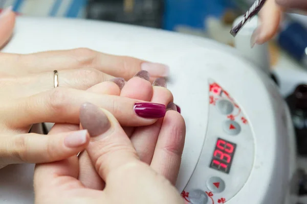 Laca en las uñas — Foto de Stock