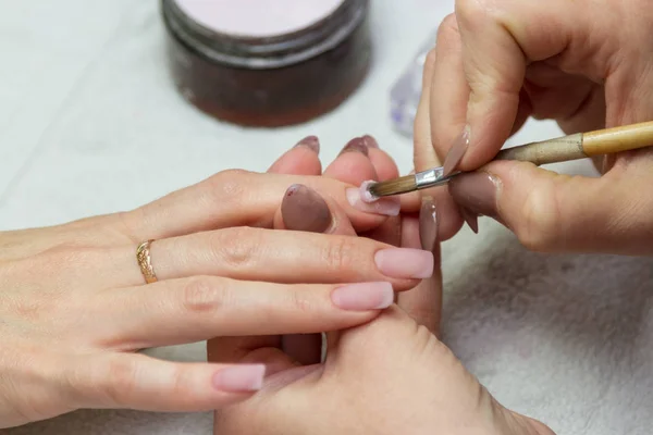 Aplicar pincel acrílico en las uñas — Foto de Stock