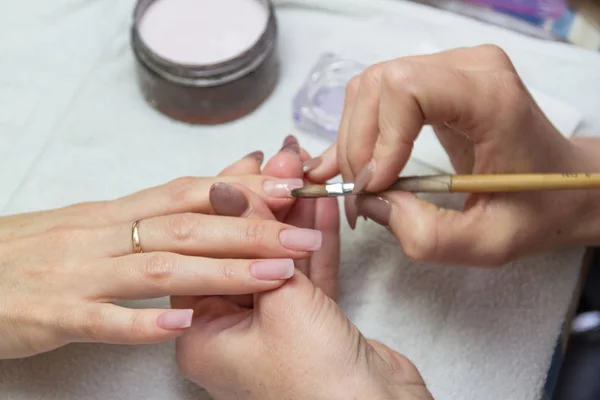 El tratamiento de la extensión de las uñas en el salón de belleza — Foto de Stock