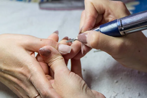 Torneado de clavos de extensión en un salón de belleza — Foto de Stock