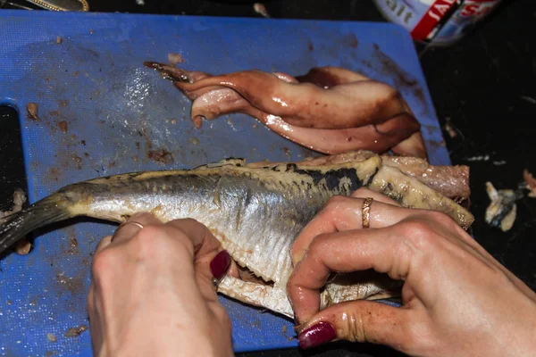 Cutting herring hands — Stock Photo, Image