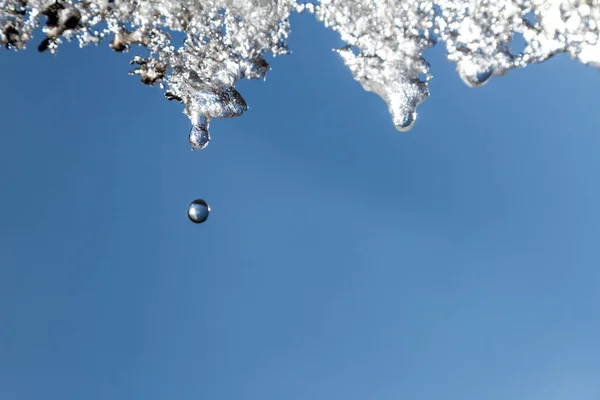 Eiszapfen am Himmel Hintergrund — Stockfoto