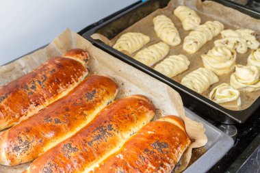 Pasta hazır ve ham pişirme tepsisi üzerinde