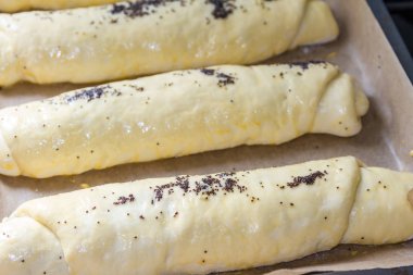 Haşhaş tohumu ile fırın tepsisine rulo