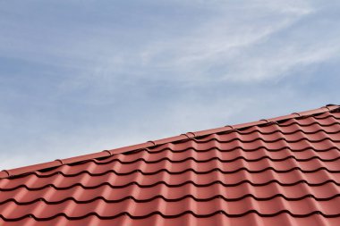 Çatı kenarı kırmızı metalden yapılmış