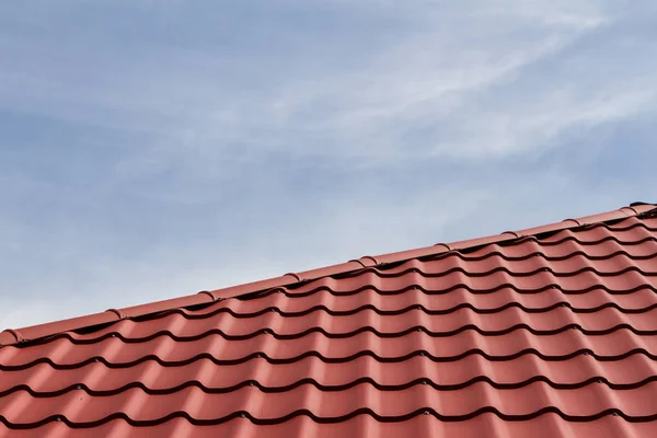 赤い金属製の屋根のエッジ ストック画像