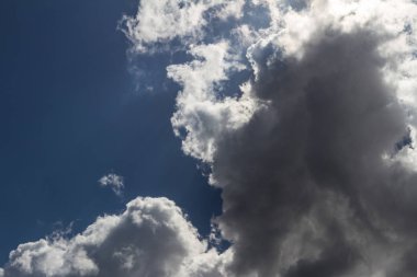 Güneş bir yağmur bulutu ama mavi gökyüzü karşı