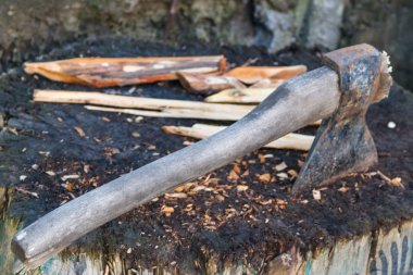 Yakacak odun kesme için eski balta güdük içinde sıkışmış