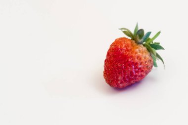 Olgun çilek berry yakın çekim yan tarafında yalan
