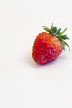 Beyaz bir arka plan olgun çilek berry yakın çekim