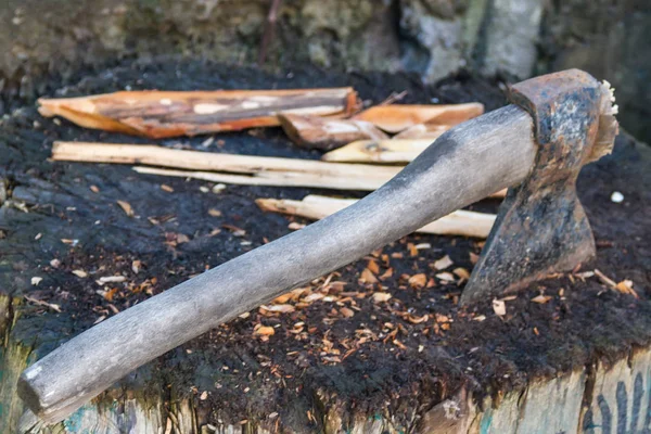 Yakacak odun kesme için eski balta güdük içinde sıkışmış