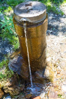 Su jeti sokakta çalışan ile eski ve paslı sütun