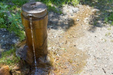 Su jeti sokakta çalışan ile sütun