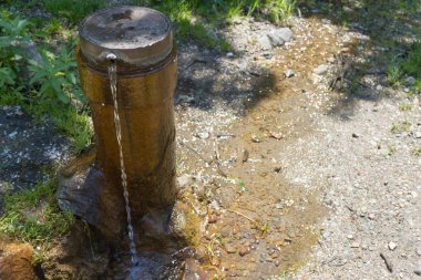 Sokakta bir borudan su jeti