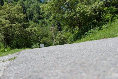 Dağlarda kırsal asfalt yolun eğimli