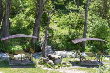 Piknik pavyonlar bir köprü ile River'da ayarla