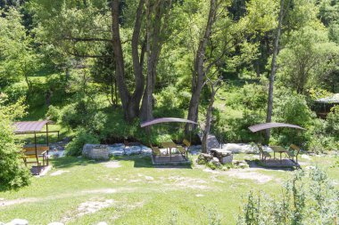 Piknik bir köprü ve pergolalar dere boyunca spot