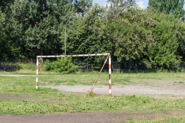Bir stadyumda çiğnenmiş bir alanla eski boş kapısı