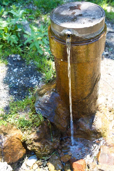 Su jeti sokakta çalışan ile eski ve paslı sütun