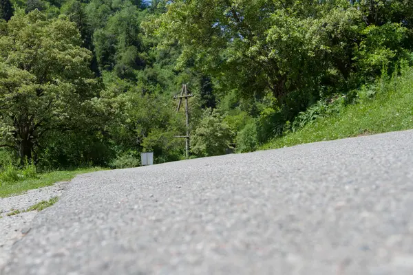 Dağlarda kırsal asfalt yolun eğimli