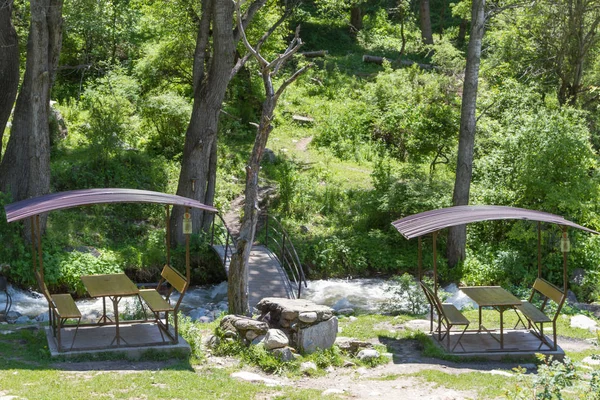 Piknik pavyonlar bir köprü ile River'da ayarla