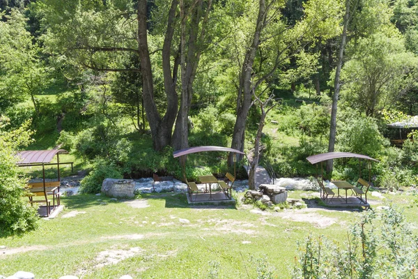 Piknik bir köprü ve pergolalar dere boyunca spot