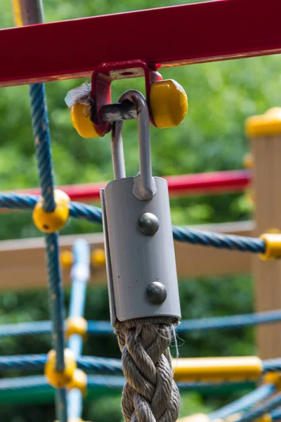 子供の遊び場の大梁にロープの固定 — ストック写真