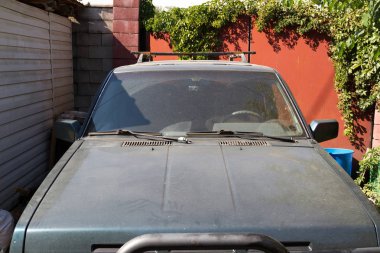 Eski ve pis cipin içinde küçük bir tersane