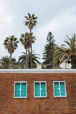 Cephe evin kepenkli pencereler önünde avuç içi, Anzio, İtalya