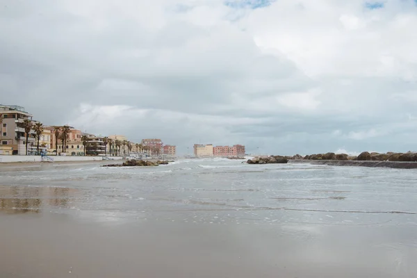 Rând Clădiri Deasupra Coastei Ziua Noroasă Anzio Italia — Fotografie de stoc gratuită