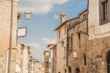 eski binalar ve açık mavi gökyüzü Orvieto, Roma banliyösünde, İtalya 