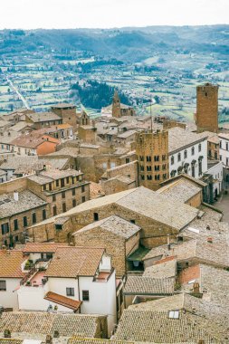 binaların çatıları ve yeşil tepeler Orvieto, Roma banliyösünde, İtalya havadan görünümü 