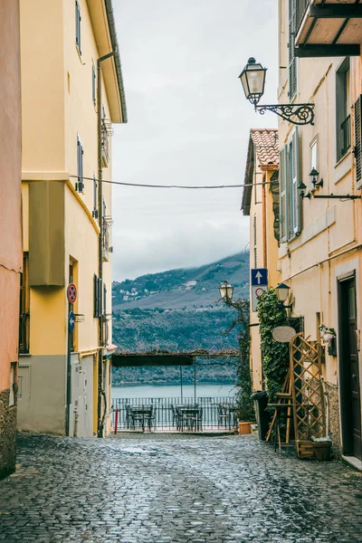 Visa Albanobergen Mellan Byggnader Castel Gandolfo Förort Till Rom Italien — Gratis stockfoto