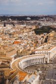 Letecký pohled na náměstí svatého Petra a starobylých budov Vatikánu, Itálie