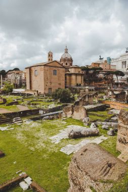 Bulutlu gün, Roma, İtalya, ünlü Roma forum Harabeleri