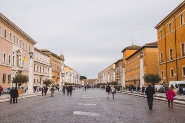 Rome, İtalya - 10 Mart 2018: çok sayıda turist ile güzel eski sokak