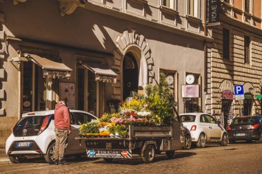 Rome, İtalya - 10 Mart 2018: Roma sokağında kamyondan çiçek satan adam