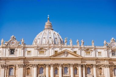 güzel St. Peter's Basilica altında mavi gökyüzü, Vatikan, İtalya