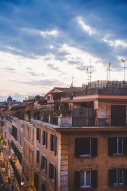 Rome, İtalya - 10 Mart 2018: günbatımı üzerinde bir Roma Caddesi üzerinde eski binalar