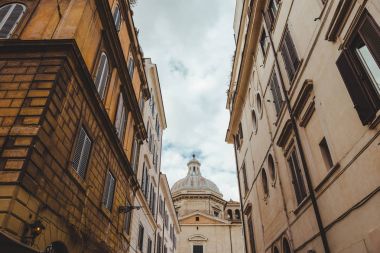 Bir Roma Caddesi üzerinde eski binalar katedral arka planda, İtalya ile