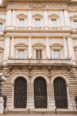 Roma, İtalya Balkonlu eski bina alttan görünüm