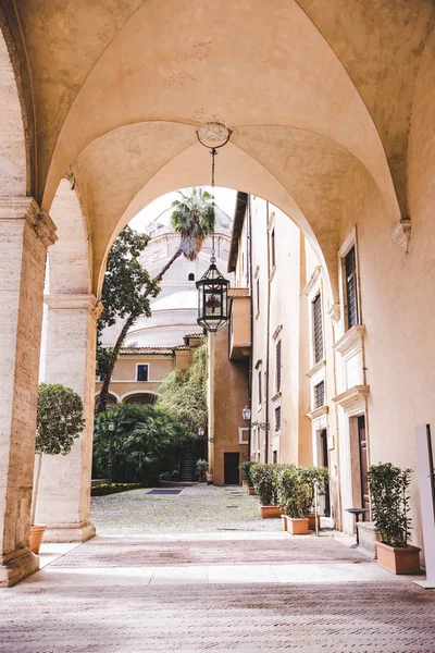 Atrium Van Het Oude Gebouw Aan Straat Van Rome Italië — Stockfoto