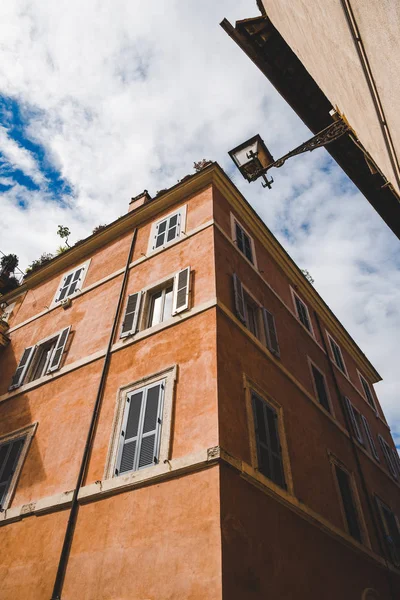 Vista Inferior Edifício Antigo Rua Roma Dia Nublado Itália — Fotografia de Stock Grátis