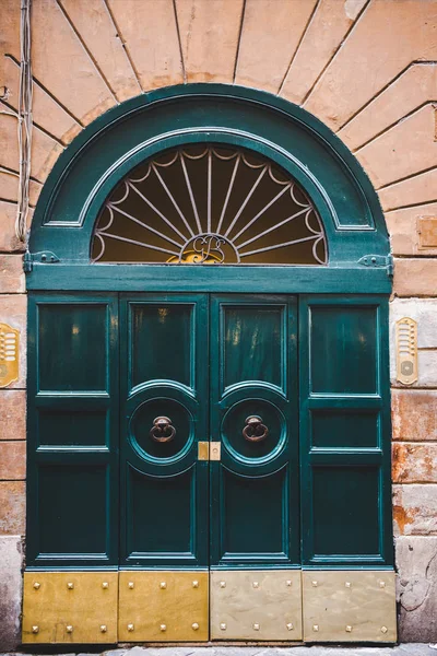 Green doors — Stock Photo, Image